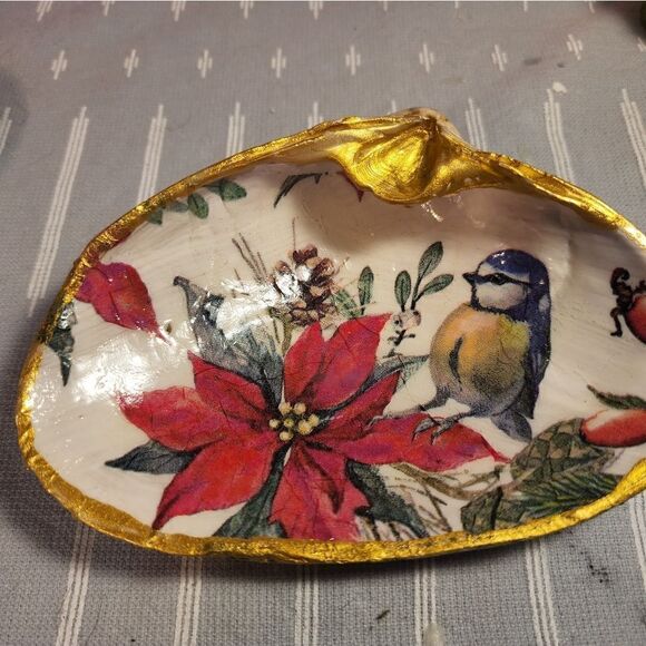 DECOUPAGE CLAM SHELL DECOUPAGE CHRISTMAS POINSETTIA AND BIRD ON A CLAM SHELL - Picture 4 of 7